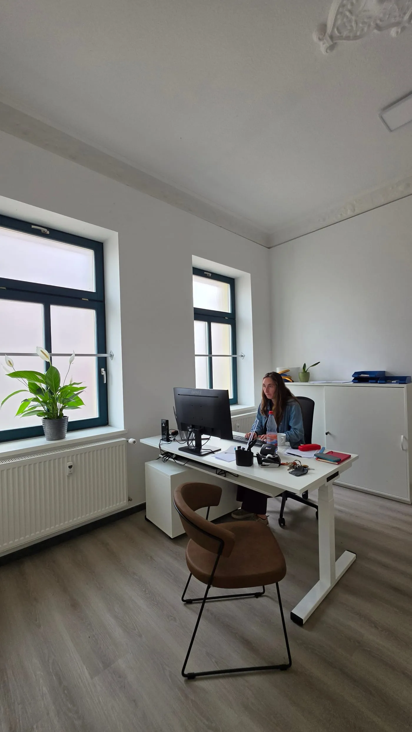 Mitarbeiterin am Schreibtisch im SIGALMED-Studienzentrum Naunhof
